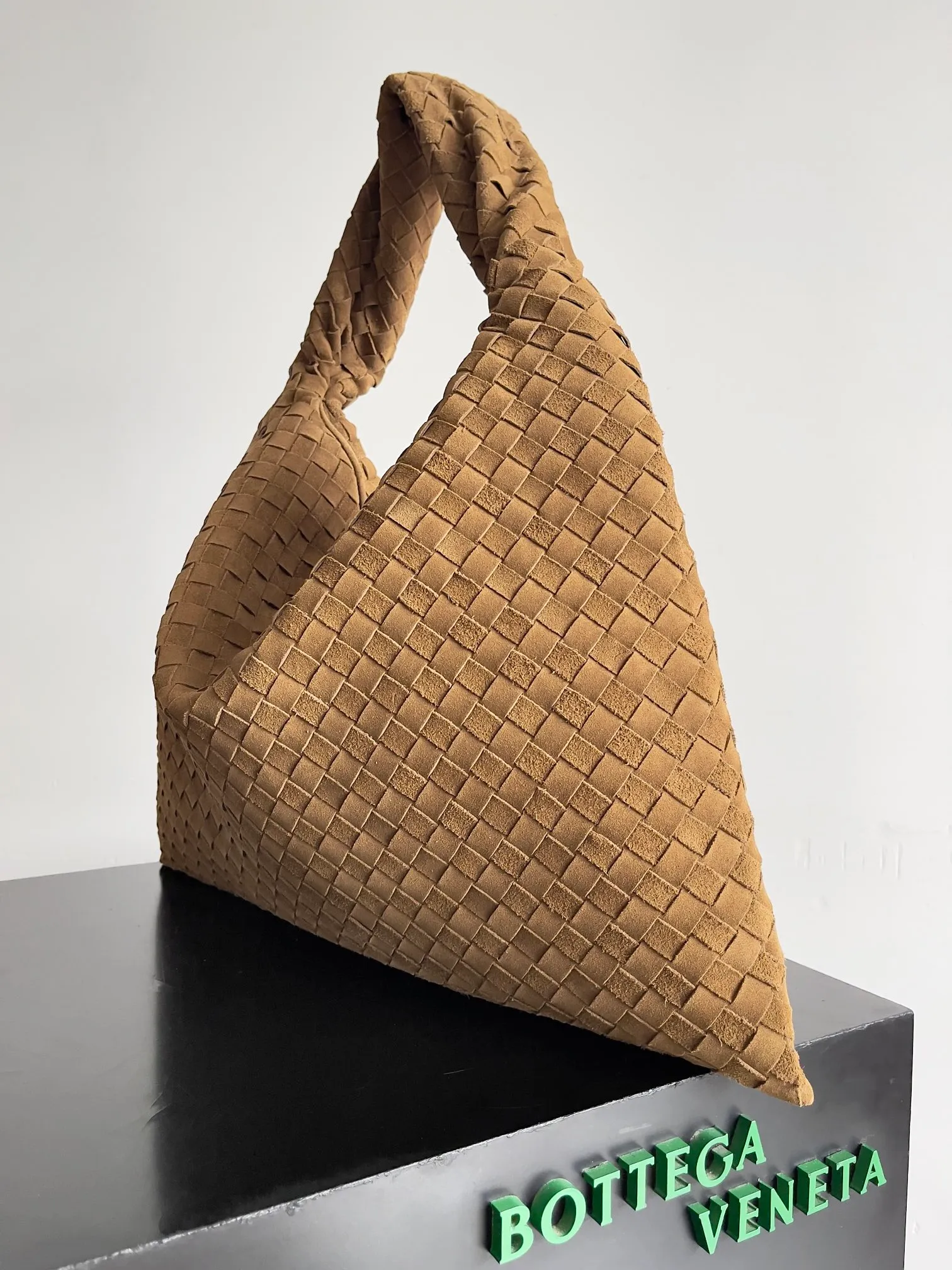 Batch 2160 Recently, I seem to be obsessed with this bag from BV~ The new Hop is really not too beautiful. The whole bag has no seams. The bag body and handles are made of one piece of leather. It embodies the style and essence of Bottega Veneta. It truly represents craftsmanship and creativity. The large size has a very loose and lazy upper body. Big bag lovers will definitely not regret buying it. Style number: 763970 Size: 53*24*13